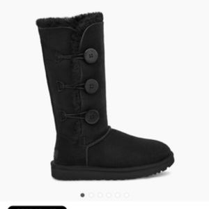 UGG BAILEY BUTTON TRIPLET IN BLACK